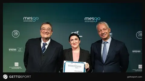 Könül Mehdiyeva diplom ilə AFFA loqosu fonunda