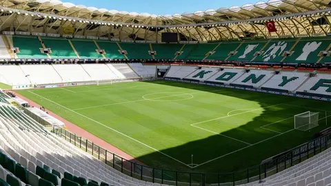 Konya Büyükşehir Belediye Stadyumu dış görünüşü, kalabalık tribünlerle