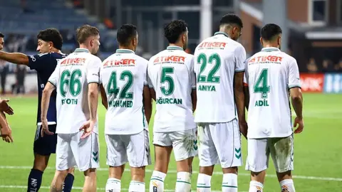Konyaspor futbolcuları maç sırasında, saha görüntüsü