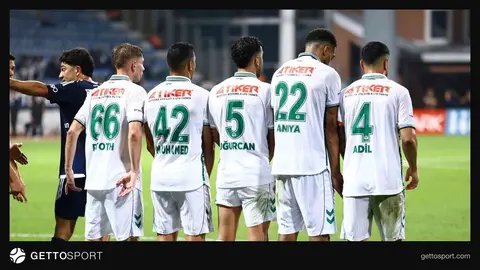 Konyaspor futbolcuları maç sırasında, saha görüntüsü