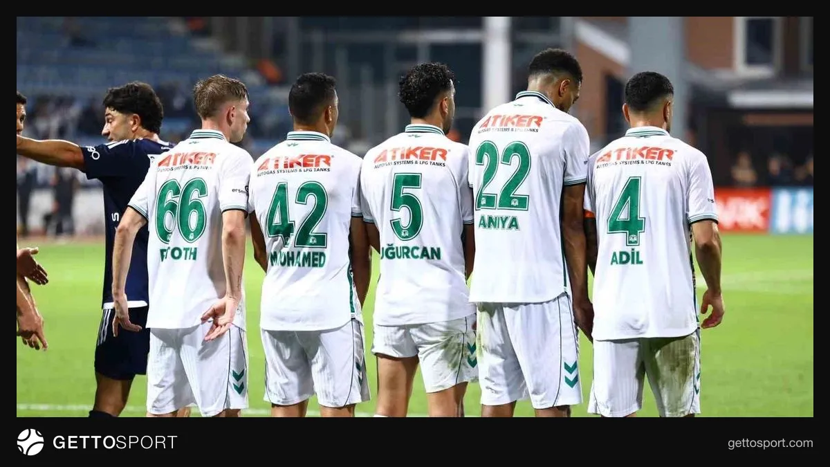 Konyaspor futbolcuları maç sırasında, saha görüntüsü