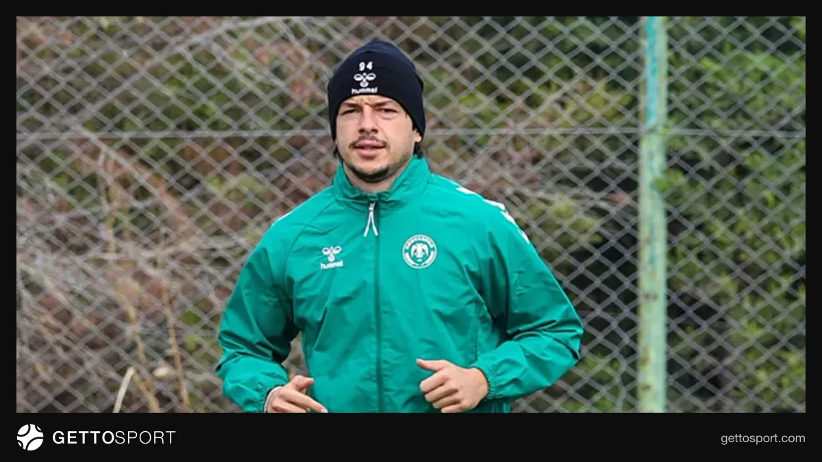 Konyaspor takımı antrenmanda sahada çalışırken