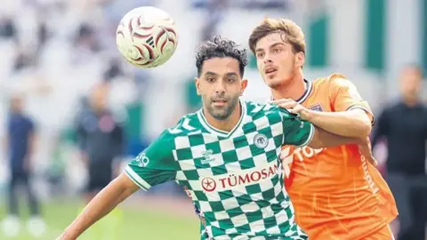 Konyaspor ve İstanbul Başakşehir oyuncuları maç sırasında, kaleci Muhammed topa müdahale ederken