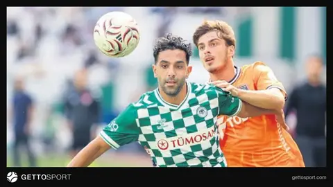 Konyaspor ve İstanbul Başakşehir oyuncuları maç sırasında, kaleci Muhammed topa müdahale ederken