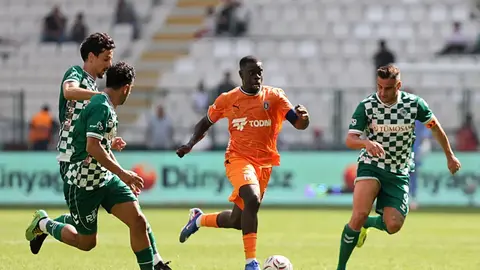 Konyaspor ile Başakşehir oyuncuları orta sahada mücadele ederken, kaleci Muhammed Şengezer topu kontrol ediyor