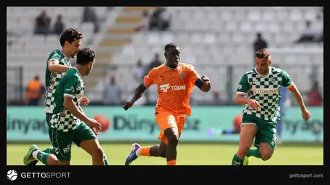 Konyaspor ile Başakşehir oyuncuları orta sahada mücadele ederken, kaleci Muhammed Şengezer topu kontrol ediyor