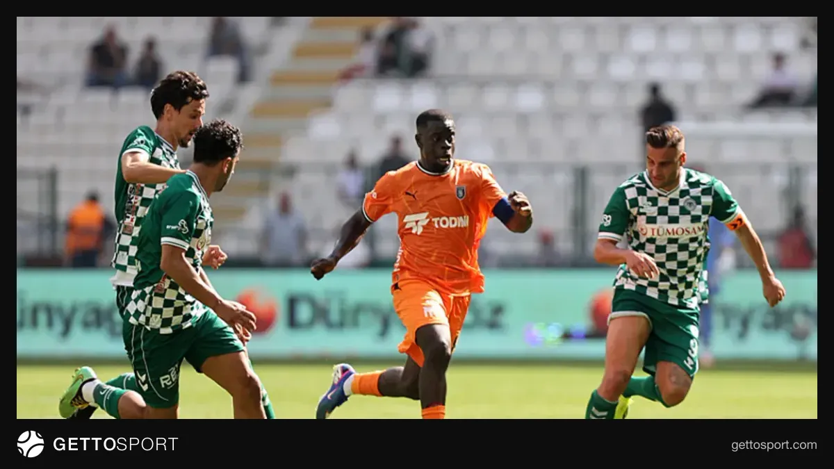 Konyaspor ile Başakşehir oyuncuları orta sahada mücadele ederken, kaleci Muhammed Şengezer topu kontrol ediyor