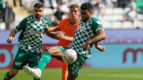 Konyaspor və Başakşehir futbolçuları müdafiə xəttində mübarizə aparır