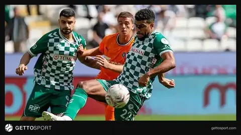 Konyaspor və Başakşehir futbolçuları müdafiə xəttində mübarizə aparır