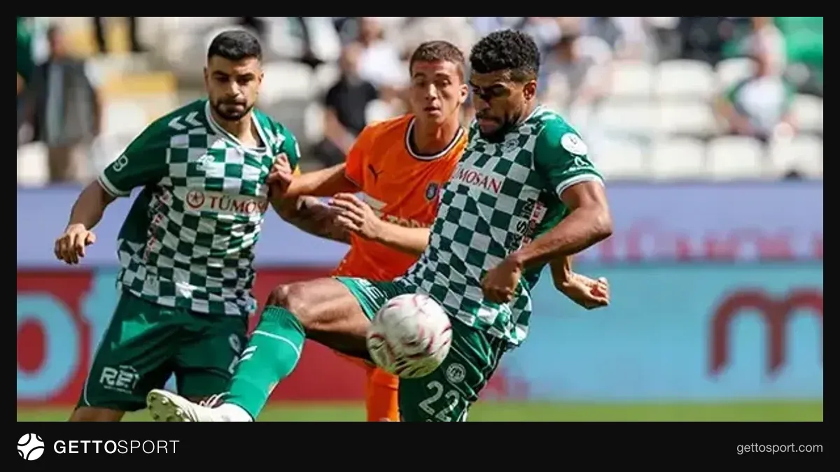 Konyaspor və Başakşehir futbolçuları müdafiə xəttində mübarizə aparır