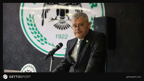 Konyaspor Başkanı Ömer Atiker basın toplantısında konuşurken