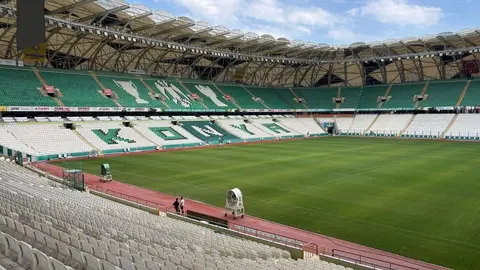 Stadyumda Konyaspor-Galatasaray maçına ait bilet gişesi ve tribün görüntüsü