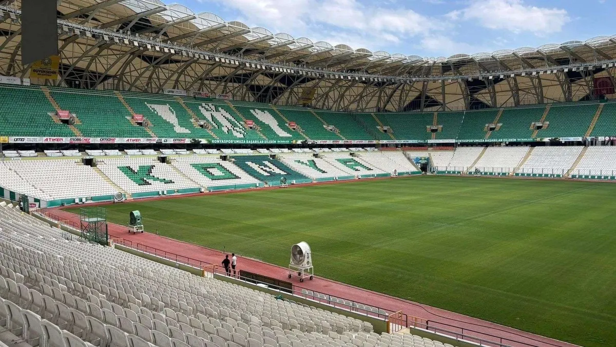Stadyumda Konyaspor-Galatasaray maçına ait bilet gişesi ve tribün görüntüsü