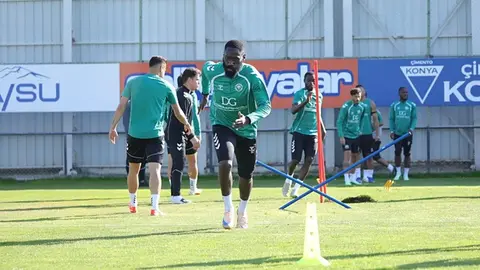 Konyaspor forması giyen futbolcular ve stadyum görüntüsü