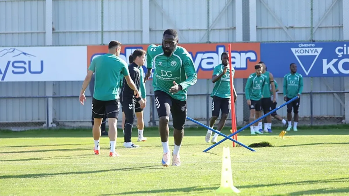 Konyaspor forması giyen futbolcular ve stadyum görüntüsü
