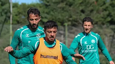 Konyaspor antrenmanında ısınma çalışması yapan futbolcular