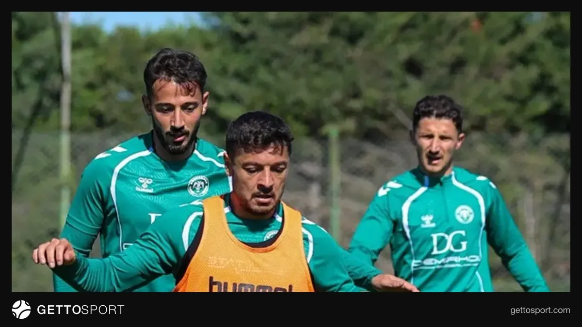 Konyaspor antrenmanında ısınma çalışması yapan futbolcular