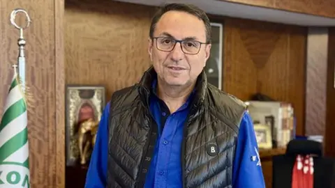 Konyaspor basın sözcüsü Cengiz Yönet konuşma yaparken