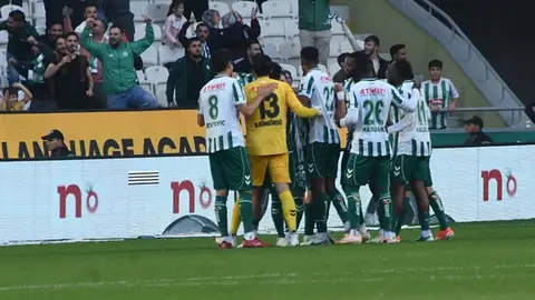 Konyaspor formasıyla gol sevinci yaşayan Chidozie Awaziem ve kaleci Bahadır