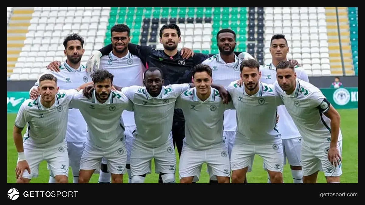Konyaspor oyuncuları sahada gol sevinci ararken