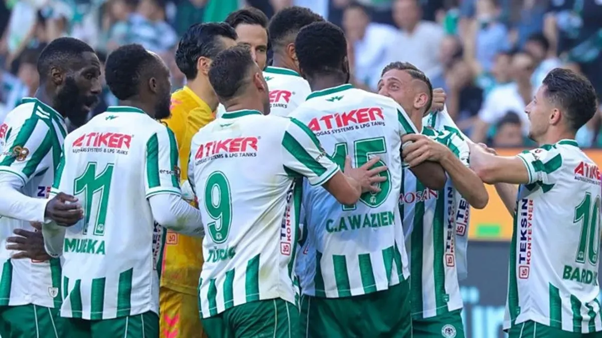 Konyaspor kalecisi Bahadır Han Güngördü ve stoper Chidozie Awaziem maç esnasında