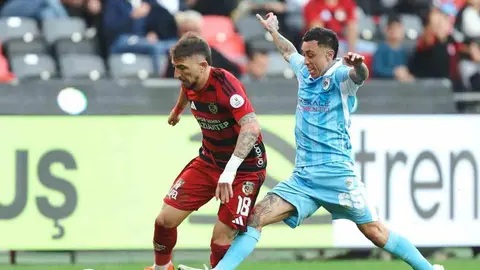 Konyaspor futbolcuları Murat Kurum Tesisleri'nde antrenmanda pas çalışması yaparken