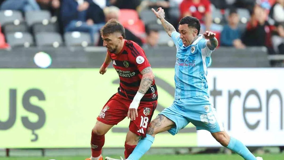 Konyaspor futbolcuları Murat Kurum Tesisleri'nde antrenmanda pas çalışması yaparken