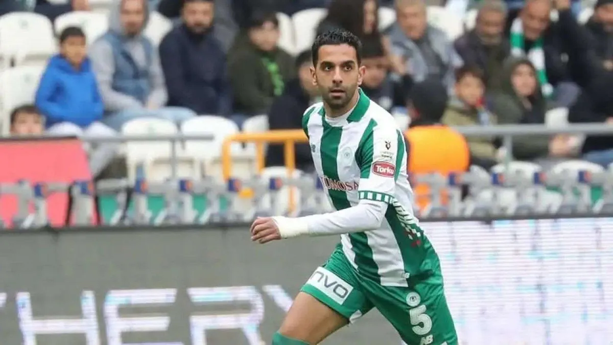Konyaspor forması giyen Uğurcan Yazğılı saha içerisinde üzgün bir şekilde duruyor