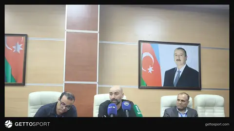 Kostas Vasiliadis mətbuat konfransiyasında danışır