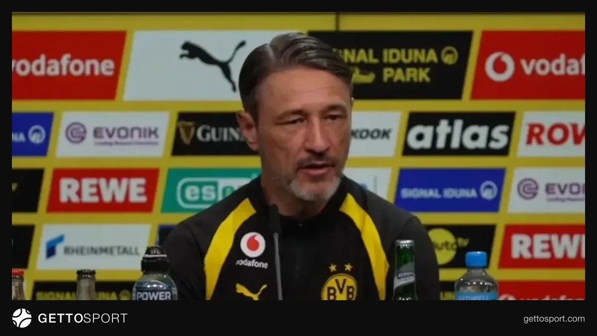 Niko Kovaç mətbuat konfransında, Dortmund loqosu fonunda