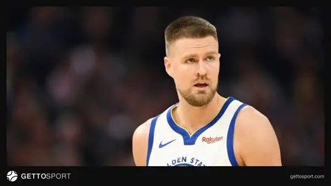 Kristaps Porzingis maç sonrası sağlık kontrolleri ve Chase Center'da basketbol topu tutarken