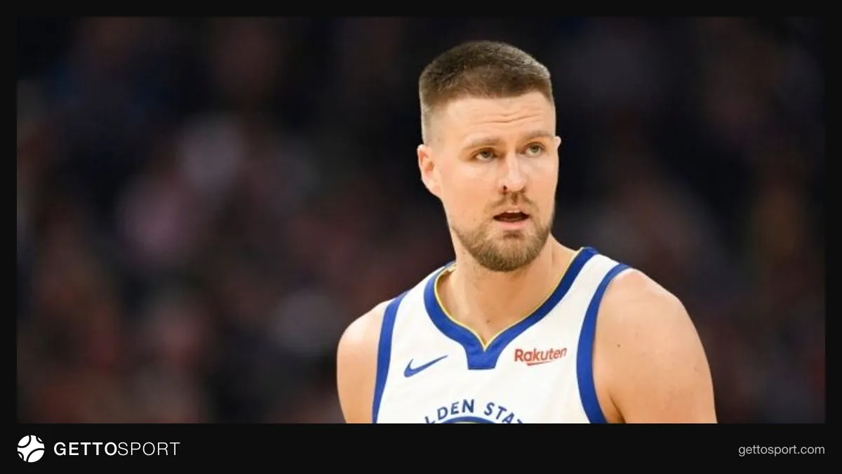 Kristaps Porzingis maç sonrası sağlık kontrolleri ve Chase Center'da basketbol topu tutarken