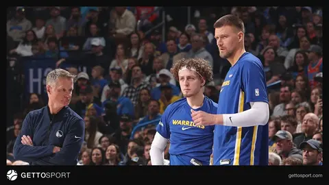 Kristaps Porziņģis məşq meydançasında komanda həkimi ilə müzakirə edir