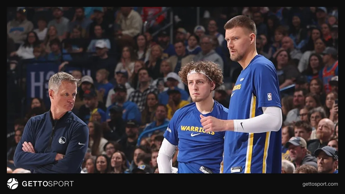 Kristaps Porziņģis məşq meydançasında komanda həkimi ilə müzakirə edir