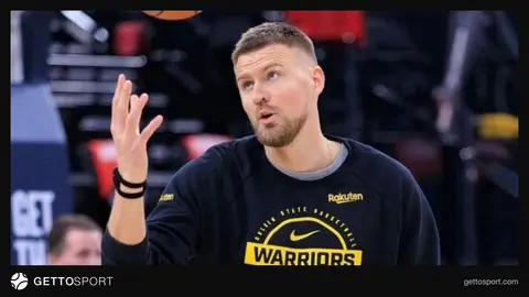 Kristaps Porzingis antrenman sahasında takım formasıyla yürürken