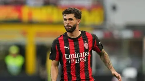 Kristian Pulişiç Milan forması ilə məşqlərdə və ya imza mərasimində