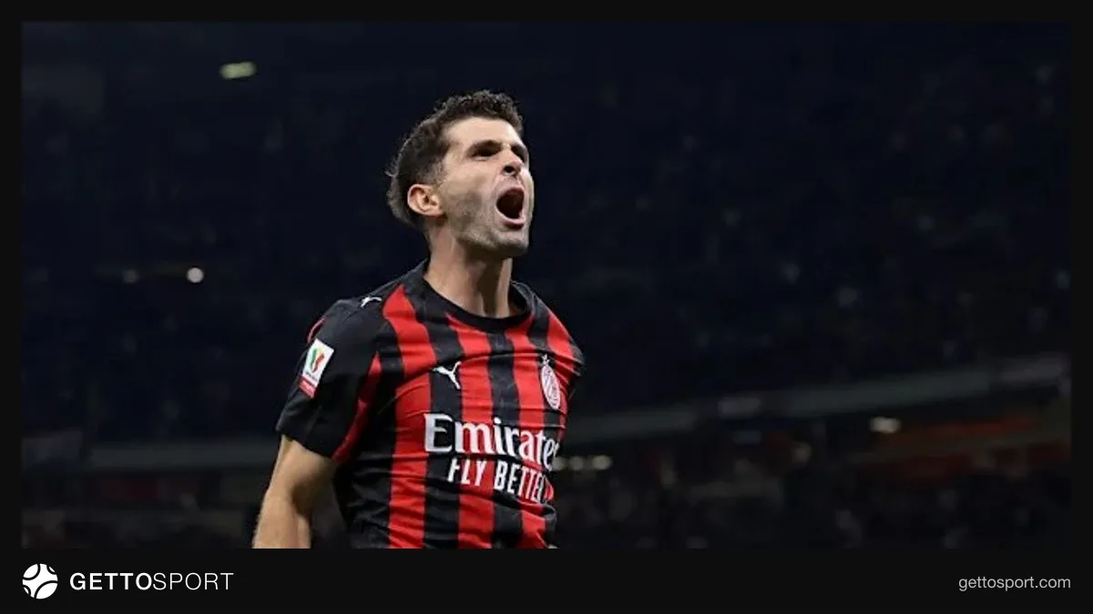 Kristian Pulişiç Milan forması ilə topa nəzarət edir