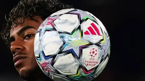 Kristian Telyo müsahibədə, arxa planda Kamp Nou tasviri