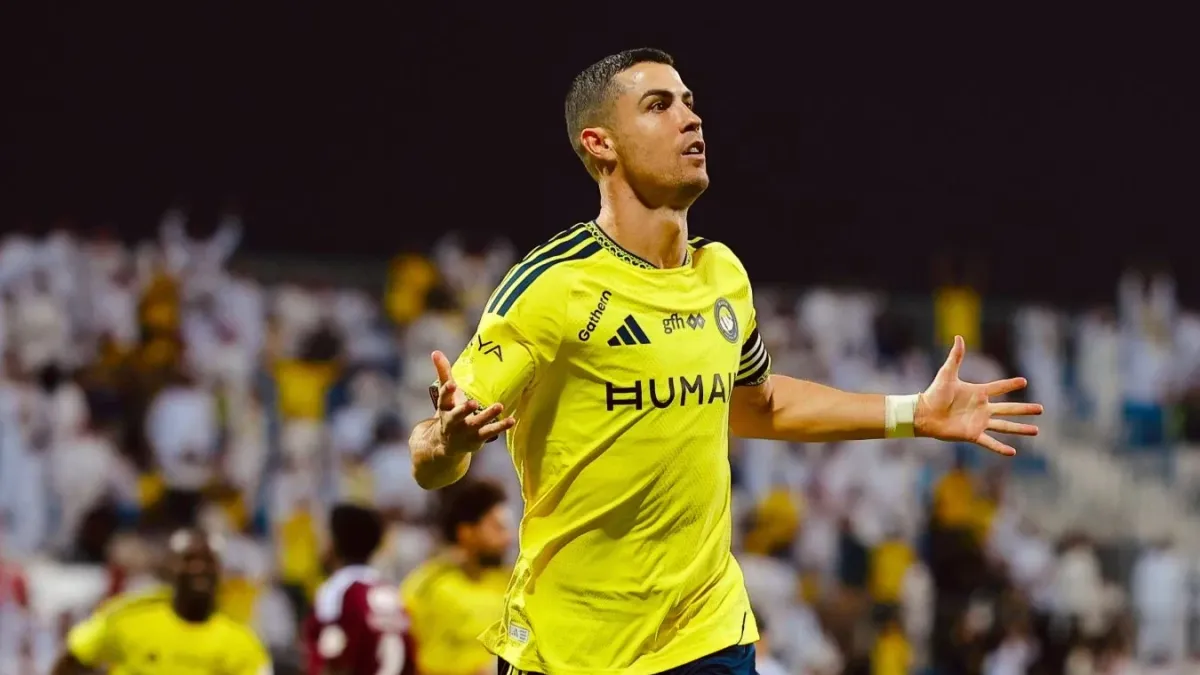 Kriştiano Ronaldo topu qapıya vurur, Əl-Nəsr oyunundan kadr