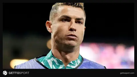 Kriştiano Ronaldo ehtiyat oyunçular skamyasında oturub