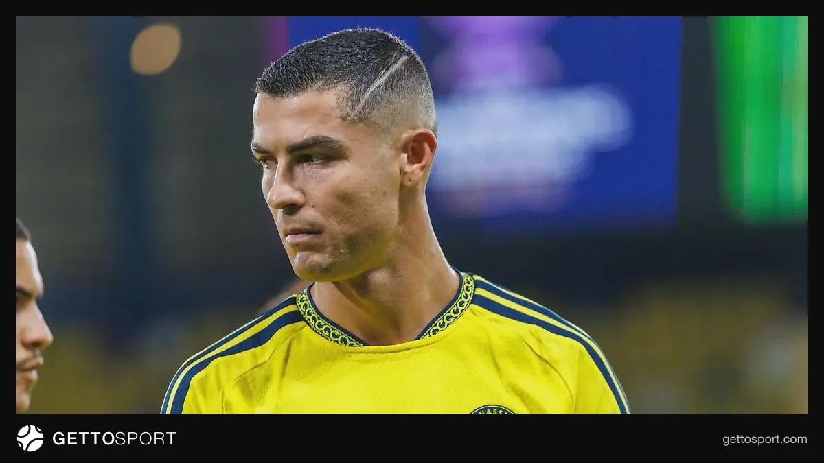 Ronaldo penalti zərbəsini yerinə yetirərkən