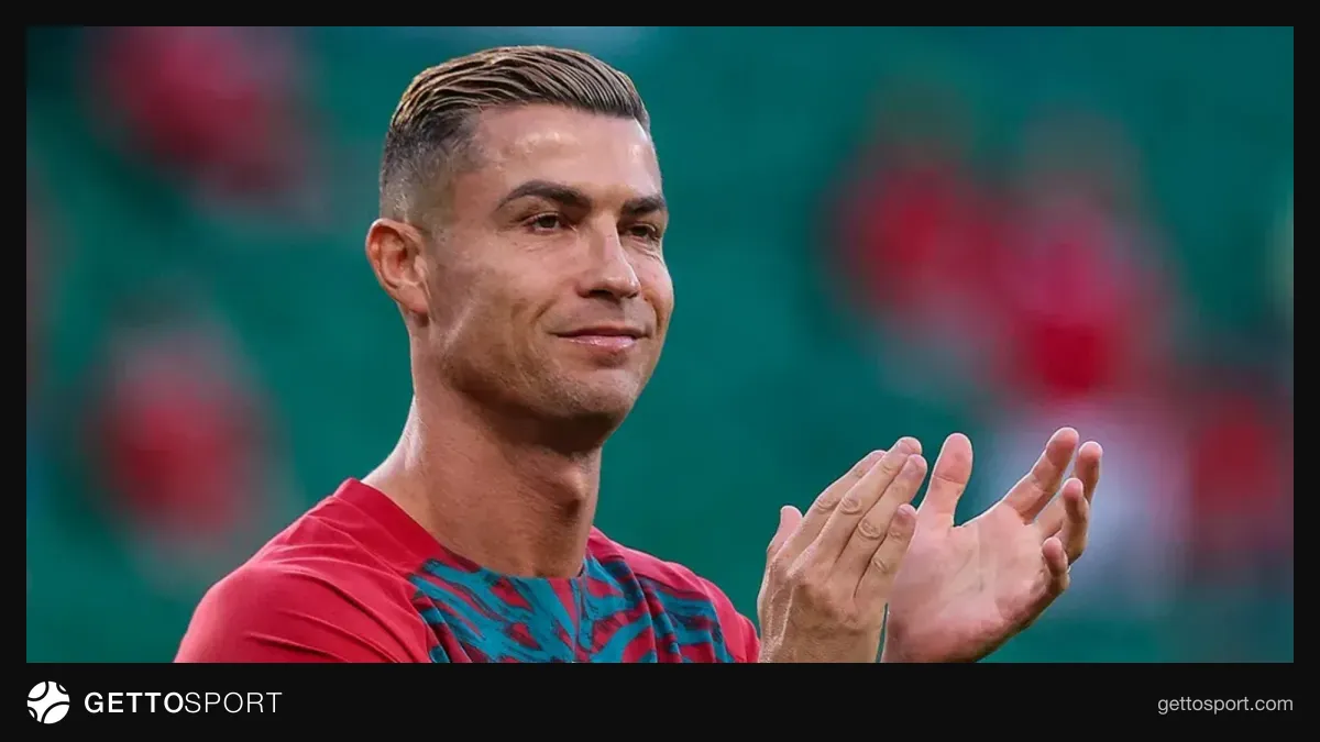Kriştiano Ronaldonun Portuqaliya forması ilə meydanda şəkli