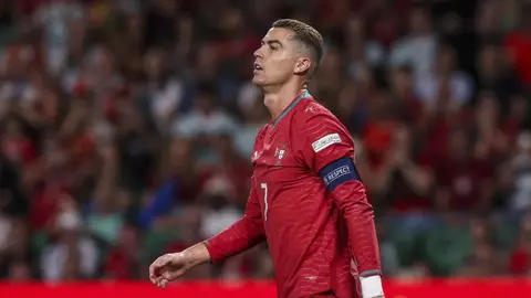 Kriştiano Ronaldo Portuqaliya millisinin formasında düşüncəli halda