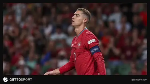 Kriştiano Ronaldo Portuqaliya millisinin formasında düşüncəli halda