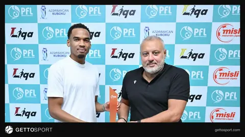 Ksander Severina və Elxan Səmədov PFL inzibati binasında mükafat təqdimatında