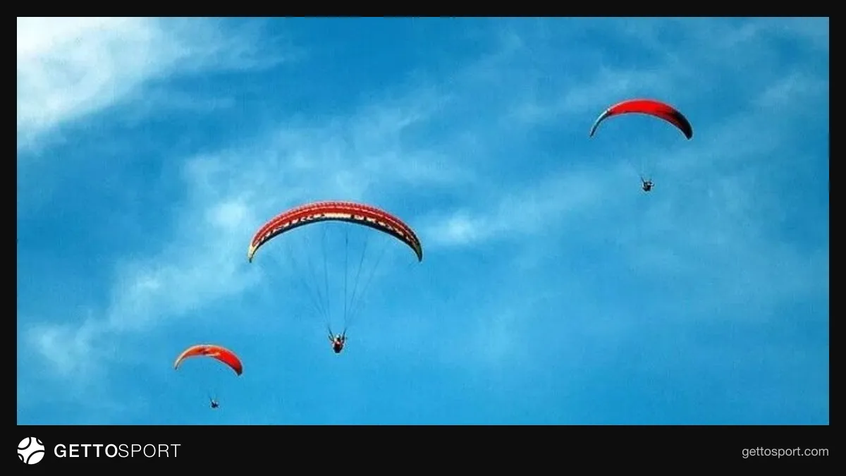Yamaç paraşütü yapan sporcu ve madalya töreni