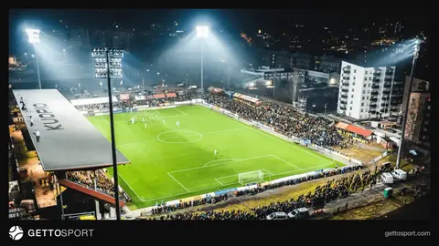 KuPS Kuopio formasıyla futbolcular ve Tammelan Stadyumu