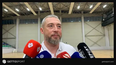 Kür qadın həndbol komandası oyun zamanı hücumda