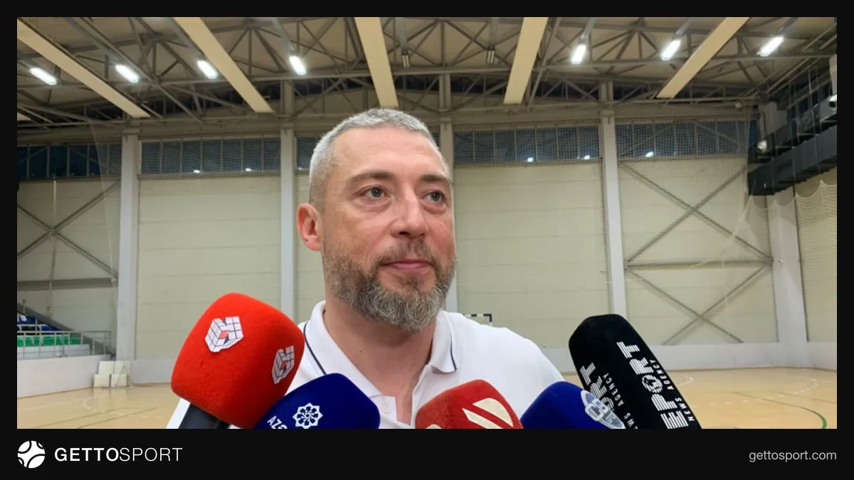 Kür qadın həndbol komandası oyun zamanı hücumda