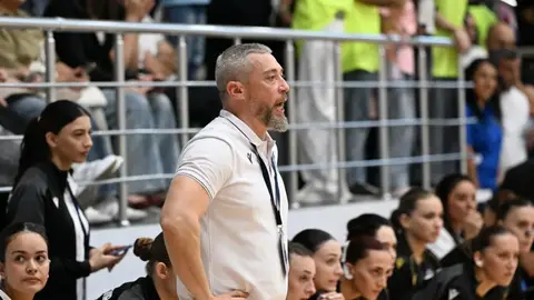 Kür komandası məşqdə, məşqçi Fuad Yanqildin oyunçularla danışır